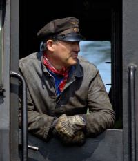 Rainer Balzer als Heizer auf der Dampflokomotive 52 4867 der Historischen Eisenbahn Frankfurt 2011
